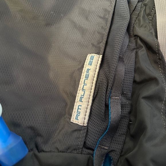 Camelbak Rim Runner 22 Backpack - Picture 3 of 6